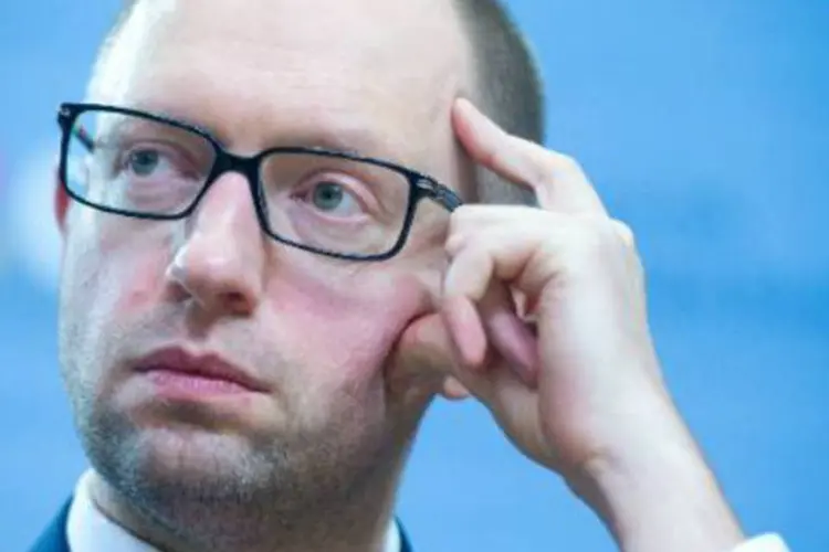 
	Arseni Yatseniuk: ele pediu cria&ccedil;&atilde;o de comiss&atilde;o conjunta de representantes militares da R&uacute;ssia, dos EUA e do Reino Unido para &quot;reduzir as tens&otilde;es do conflito&quot;
 (AFP)