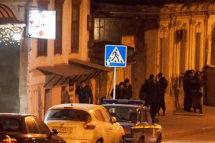 Policiais ucranianos na cidade de Kharkiv, onde duas pessoas morreram na noite de sexta-feira durante confrontos entre ativistas pró-Moscou e nacionalistas
 (SERGEY BOBOK/AFP)