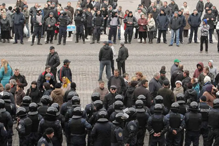 Cordão de proteção composto por policiais isola a grupo de manifestantes pró-Rússia do lado de fora da sede do governo em Kharkiv, na Ucrânia (REUTERS/Stringer)