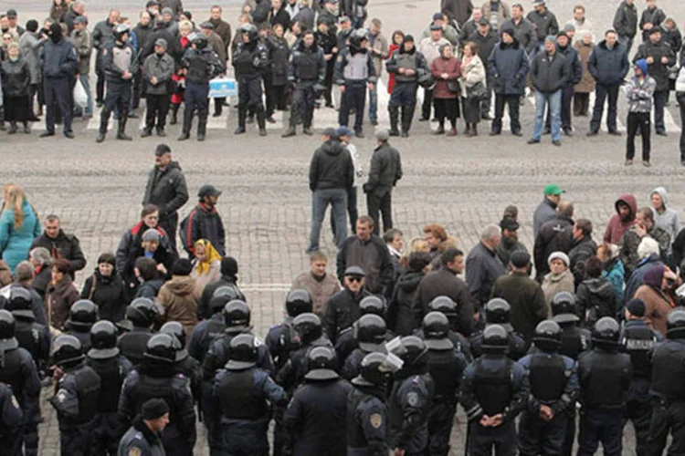 Cordão de proteção composto por policiais isola a grupo de manifestantes pró-Rússia do lado de fora da sede do governo em Kharkiv, na Ucrânia (REUTERS/Stringer)