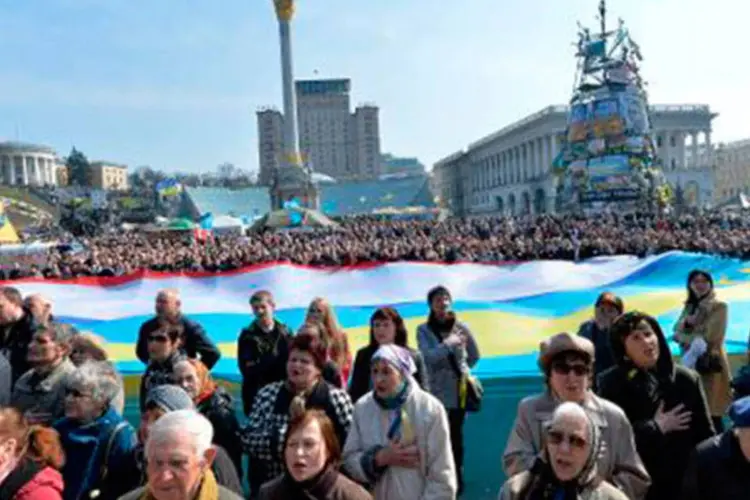 
	Ucranianos protestam em pra&ccedil;a de Kiev: presidente interino declarou que autoridades&nbsp;&quot;est&atilde;o a favor da via pac&iacute;fica, da coopera&ccedil;&atilde;o, das negocia&ccedil;&otilde;es e do di&aacute;logo&quot;
 (Sergei Supinsky/AFP)