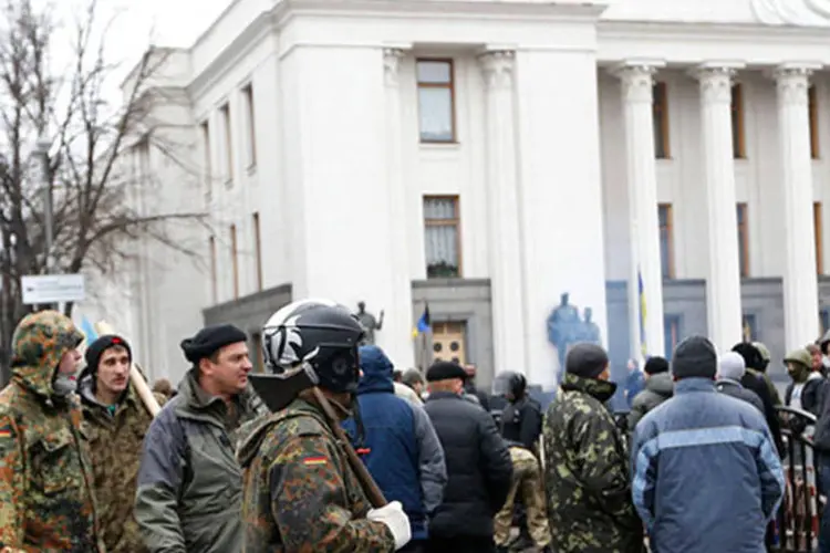 
	Manifestantes da oposi&ccedil;&atilde;o em frente ao Parlamento da Ucr&acirc;nia, em Kiev: explos&atilde;o deixou 20 militares e 10 policiais feridos durante confronto
 (REUTERS/Vasily Fedosenko)