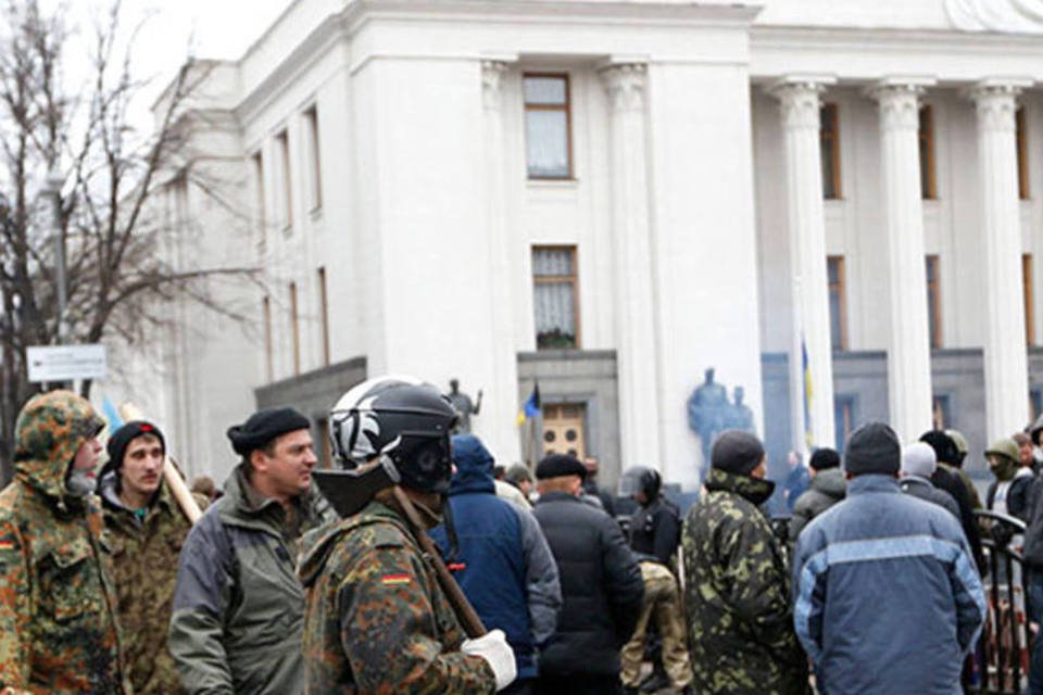 Confronto junto ao parlamento de Kiev deixa 30 feridos