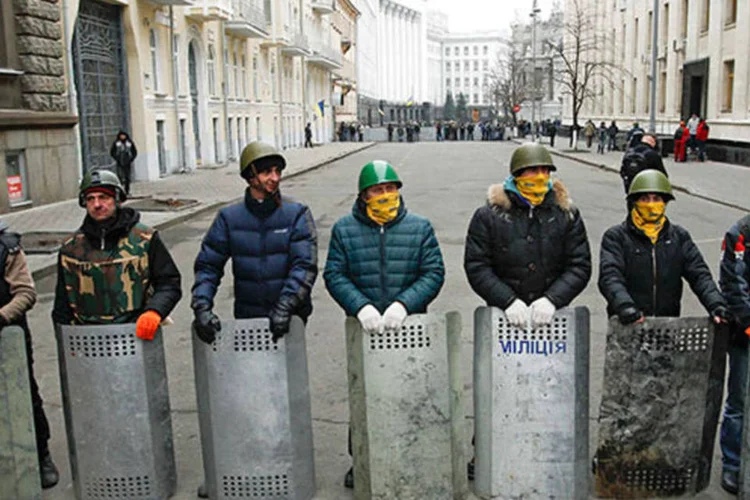 Manifestantes anti-governo em frente ao prédio da administração presidencial, em Kiev (REUTERS/David Mdzinarishvili)