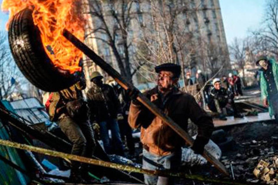 Manifestantes derrubam estátua de Lênin na Ucrânia