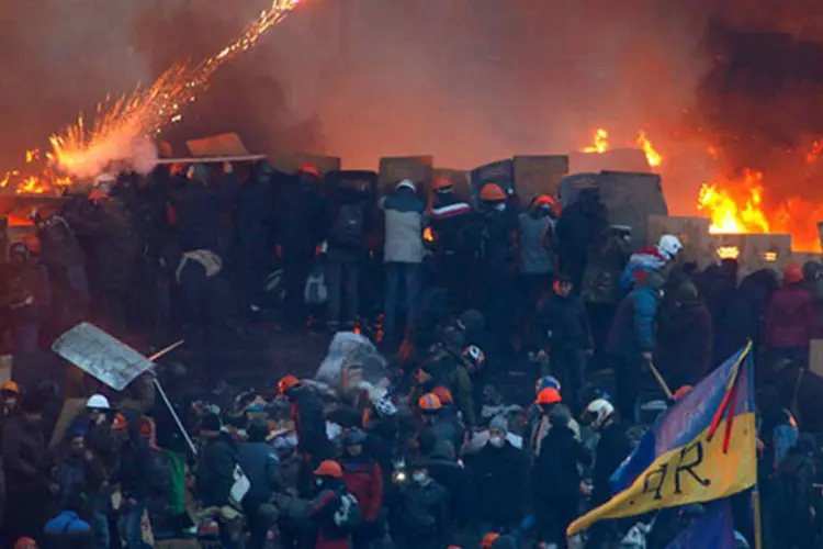 
	Manifestantes e agentes da pol&iacute;cia entram em confronto na Pra&ccedil;a da Independ&ecirc;ncia, em Kiev, na Ucr&acirc;nia: milhares de manifestantes ainda resistem &agrave;s investidas do batalh&atilde;o de choque
 (REUTERS/Vasily Fedosenko)