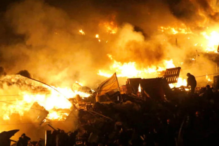 
	Fogo durante protesto em Kiev: enfrentamentos entre for&ccedil;as de seguran&ccedil;a e opositores deixaram 67 mortos e mais de mil de feridos, segundo dados oficiais
 (REUTERS/David Mdzinarishvili)