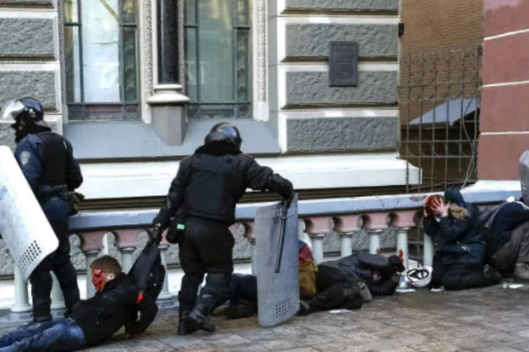 
	Policiais prendem e agrupam manifestantes feridos durante protesto: policiais&nbsp;est&atilde;o utilizando balas de combate contra os manifestantes, segundo oposi&ccedil;&atilde;o
 (REUTERS/Stringer)
