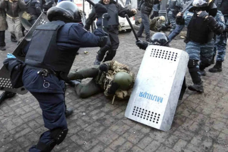 
	Policiais espancam manifestante no ch&atilde;o durante protesto:&nbsp;violentos dist&uacute;rbios explodiram de novo em Kiev
 (REUTERS/Stringer)