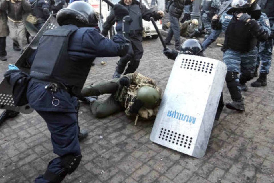 Ministro ucraniano ordena entrega de armas à Polícia