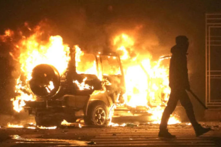 
	Carro &eacute; incendiado durante protesto: al&eacute;m de carro e dinheiro, Itamar Santos foi presenteado com bolo, p&atilde;ezinhos e tamb&eacute;m surgiu mais trabalho
 (REUTERS/Marian Striltsiv)