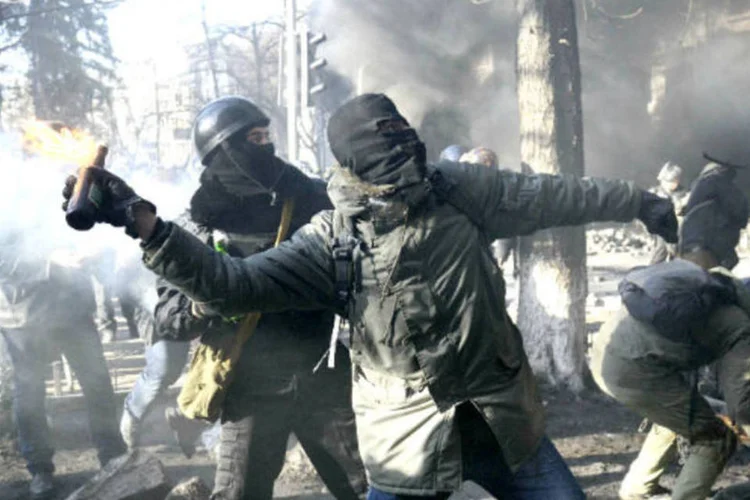 
	Manifestante arremessa coquetel molotov durante protesto em Kiev: levante na Ucr&acirc;nia estava previsto em estudo matem&aacute;tico
 (REUTERS/Maks Levin)