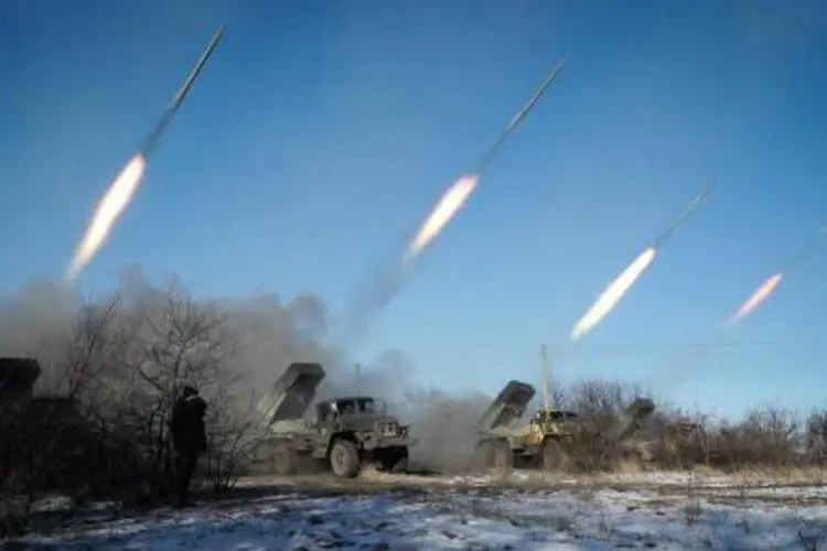 
	Tropas rebeldes pr&oacute;-russas posicionados na cidade de Gorlivka, na regi&atilde;o de Donetsk, lan&ccedil;am m&iacute;sseis de ve&iacute;culos Grad
 (AFP/ Andre Borodulin)