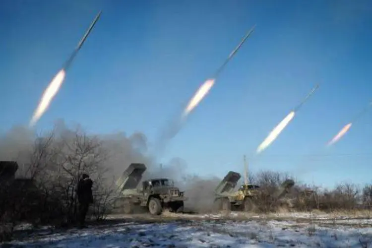 Conflitos: tropas rebeldes pró-russas posicionadas na cidade de Gorlivka, na região de Donetsk. Líder separatista rejeitou a proposta de Kiev, ao considerar que significa violação dos acordos de Minsk

 (AFP/ Andre Borodulin)