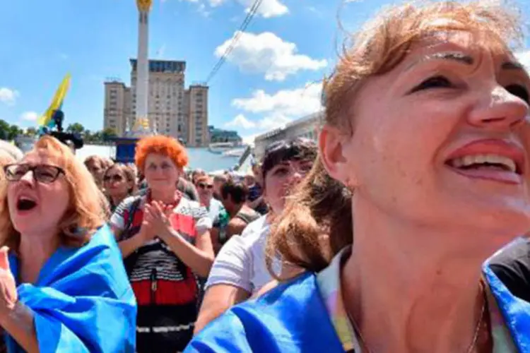 Pessoas participam de ato na praça da Independência, em Kiev, pedindo o abandono do cessar-fogo com os separatistas armados pró-Rússia
 (Sergei Supinsky/AFP)