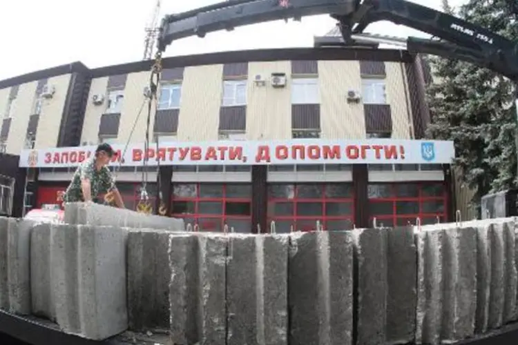 Separatistas montam uma barreira de concreto em Donetsk (Alexander Khudoteply/AFP)