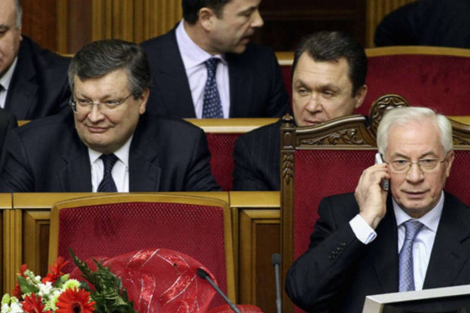 Governo da Ucrânia renuncia e permanece interinamente