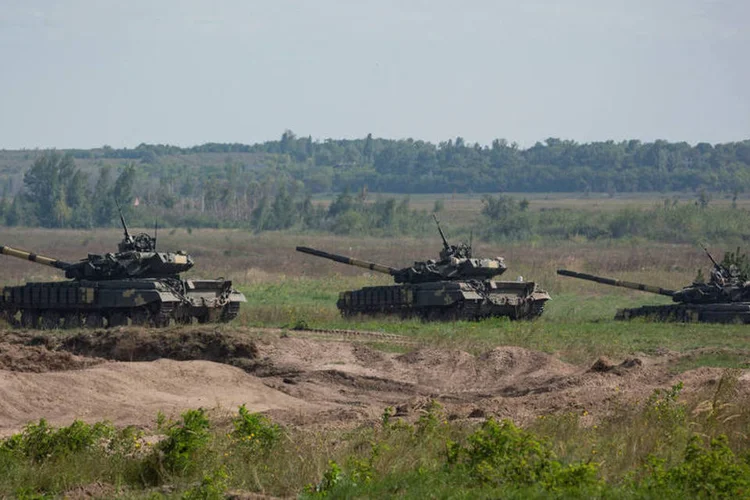 
	Tanques: os conflitos na zona de separa&ccedil;&atilde;o das for&ccedil;as aumentaram nos &uacute;ltimos dias
 (Mikhail Palinchak/Ukrainian Presidential Press Service/Pool/Reuters)
