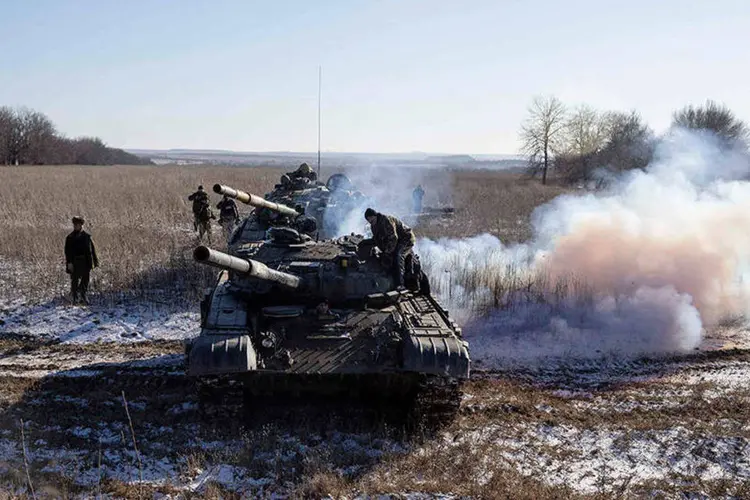 
	Tanques do Ex&eacute;rcito da autoproclamada Rep&uacute;blica Popular de Donetsk se posicionam num ponto de controle da rodovia entre Vuhlehirsk e Debaltseve, leste da Ucr&acirc;nia
 (REUTERS/Baz Ratner)