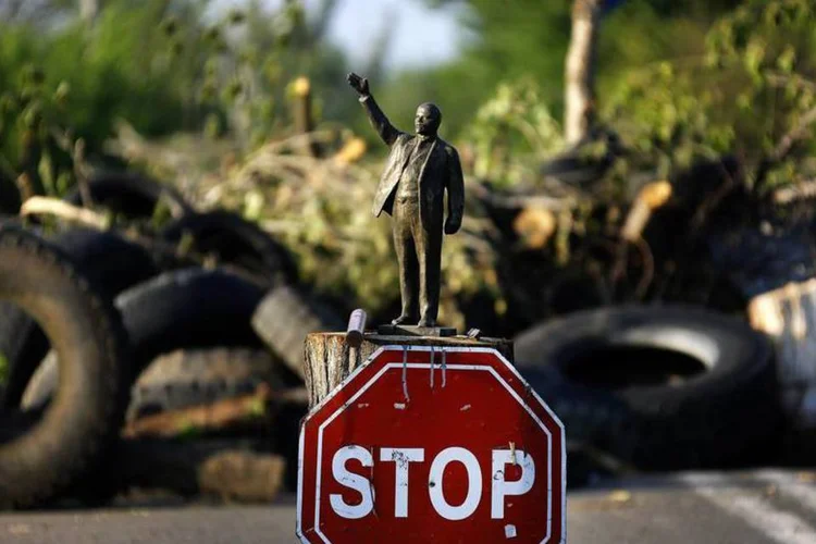 
	Uma est&aacute;tua de Lenin &eacute; colocada na frente de uma barricada pr&oacute;-R&uacute;ssia, na periferia da cidade ucraniana oriental de Slaviansk em 10 de maio de 2014
 (Reuters/Yannis Behrakis)