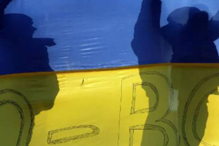 
	Pessoas protestam em Kiev, Ucr&acirc;nia: &#39;A Rep&uacute;blica Socialista Sovi&eacute;tica da Ucr&acirc;nia est&aacute; morrendo hoje aqui. Estamos assistindo a seu funeral&#39;, afirmou o l&iacute;der&nbsp;
 (AFP)