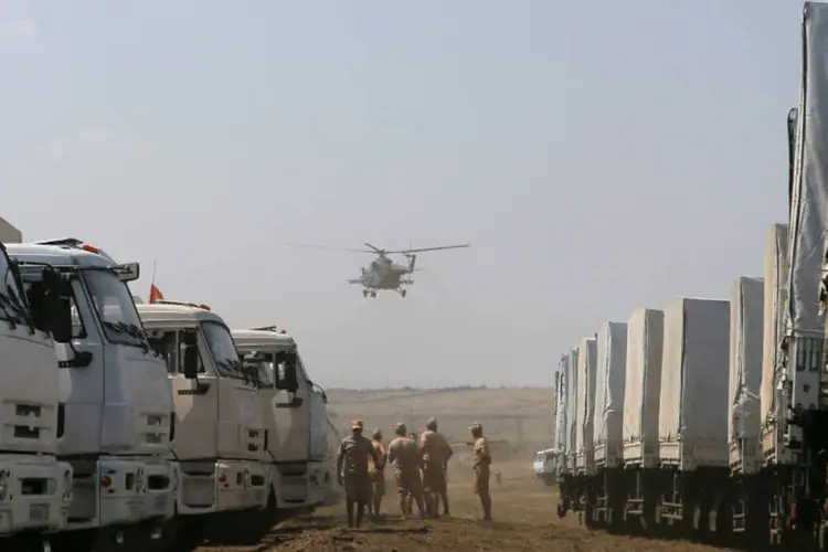 
	Helic&oacute;ptero voa acima de comboio russo que transporta ajuda humanit&aacute;ria para a Ucr&acirc;nia
 (REUTERS/Maxim Shemetov)