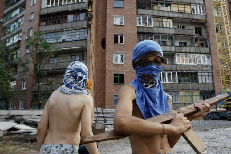 
	Meninos brincam de guerra entre o ex&eacute;rcito da Ucr&acirc;nia e separatistas pr&oacute;-R&uacute;ssia.
 (REUTERS/Valentyn Ogirenko)