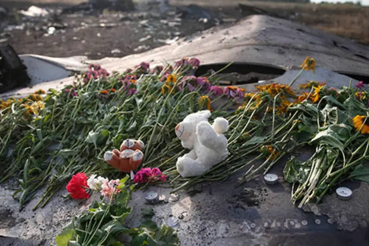 Flores são depositadas no local onde o avião da Malaysia Airlines Flight caiu, na Ucrânia (REUTERS/Maxim Zmeyev)