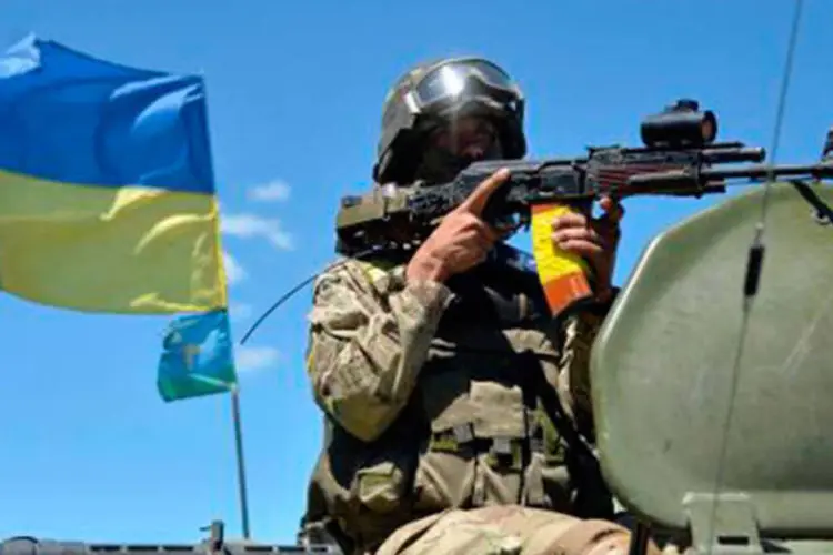 Militar ucraniano participa de operação anti-separatista  (Genya Savilov/AFP)