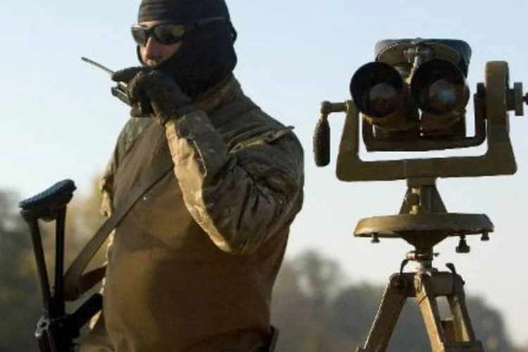 
	Ucraniano em posto de controle em Lugansk, no leste do pa&iacute;s
 (Anatolii Boiko/AFP)