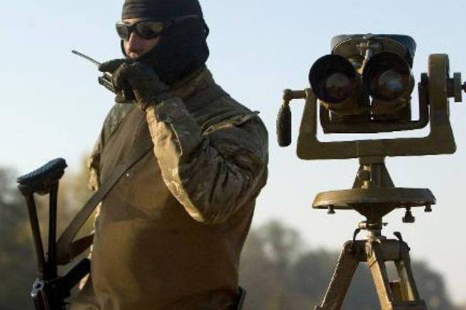 Insurgentes pró-russos cercam 100 soldados ucranianos
