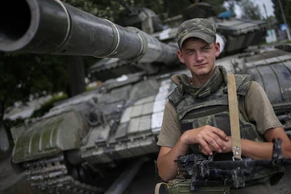 Russos estão atuando ao lado dos separatistas, diz Ucrânia