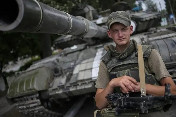 Soldado ucraniano de guarda: forças ucranianas infligiram pesadas baixas aos rebeldes em conflitos (Gleb Garanich/Reuters)