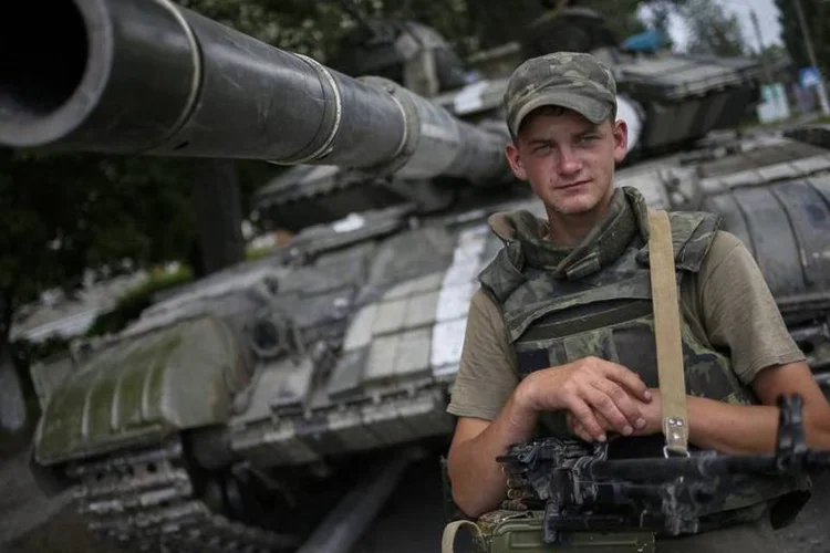 Soldado ucraniano de guarda: forças ucranianas infligiram pesadas baixas aos rebeldes em conflitos (Gleb Garanich/Reuters)