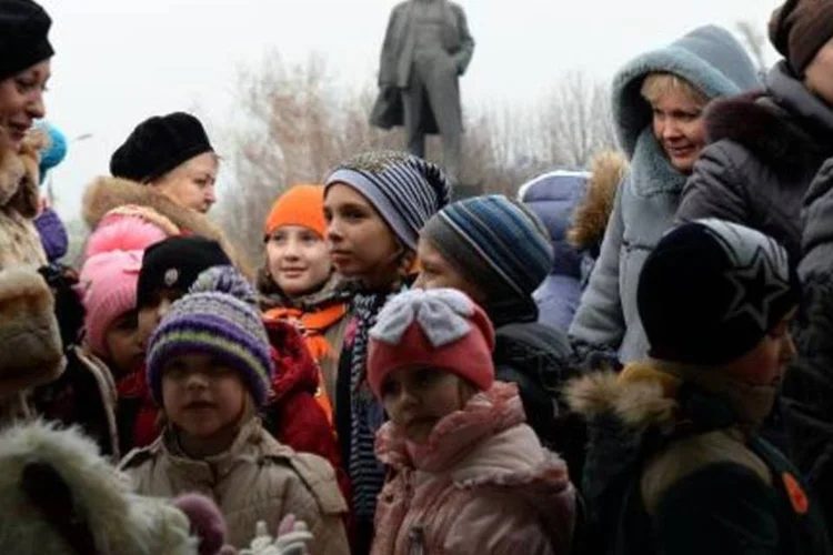 
	Ucranianos celebram o per&iacute;odo das festas de fim de ano na cidade de Donetsk: negocia&ccedil;&otilde;es n&atilde;o acontecer&atilde;o nesta sexta-feira
 (Vasily Maximov/AFP)