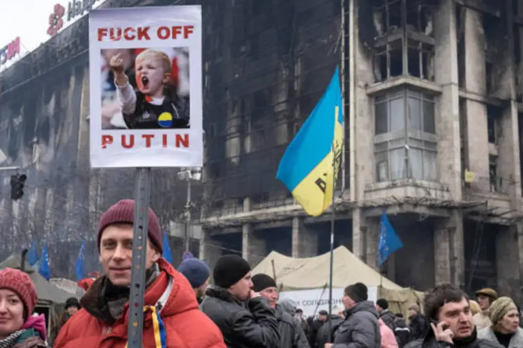 Ucranianos em protesto contra a Russia na praça da Independência de Kiev (Gleb Garanich/Reuters)