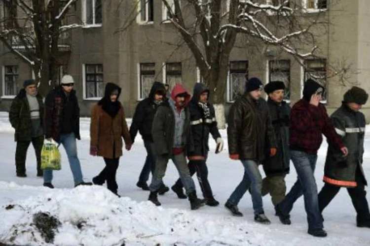 Ucranianos tomados como prisioneiros pelos separatistas pró-russos marcham (Eric Feferberg/AFP)