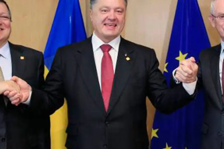 José Manuel Barroso (E), Petro Poroshenko (C) e Herman Van Rompuy (Stringer/AFP)