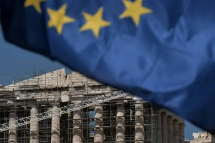
	Bandeira da Uni&atilde;o Europeia na Gr&eacute;cia: Tsipras precisa convencer os outro 18 l&iacute;deres do bloco a autorizarem negocia&ccedil;&otilde;es
 (Louisa Gouliamaki/AFP)