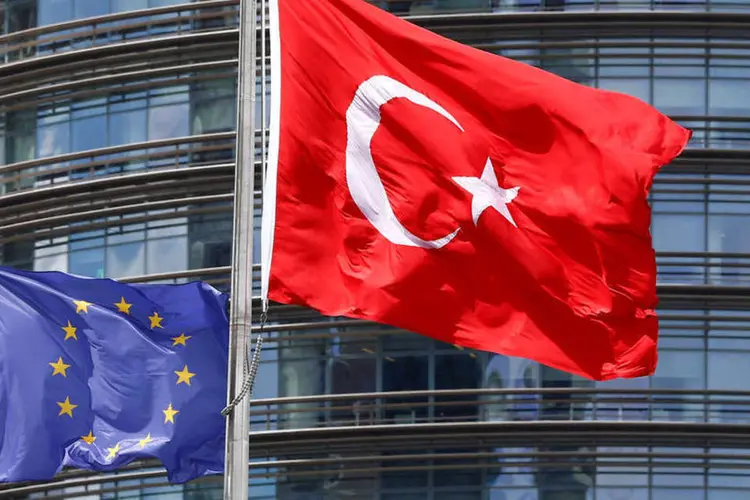 
	UE e Turquia: para cooperar com a UE no controle da migra&ccedil;&atilde;o, a Turquia imp&ocirc;s a condi&ccedil;&atilde;o da negocia&ccedil;&atilde;o da sua ades&atilde;o ao bloco
 (Murad Sezer / Reuters)