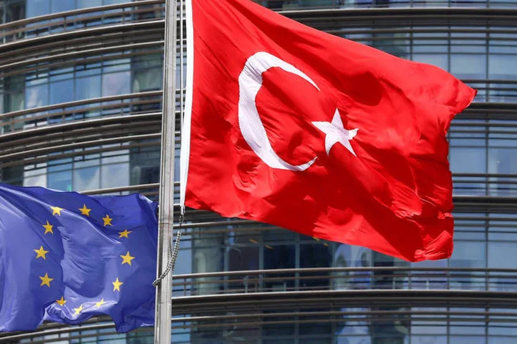 
	UE e Turquia: para cooperar com a UE no controle da migra&ccedil;&atilde;o, a Turquia imp&ocirc;s a condi&ccedil;&atilde;o da negocia&ccedil;&atilde;o da sua ades&atilde;o ao bloco
 (Murad Sezer / Reuters)