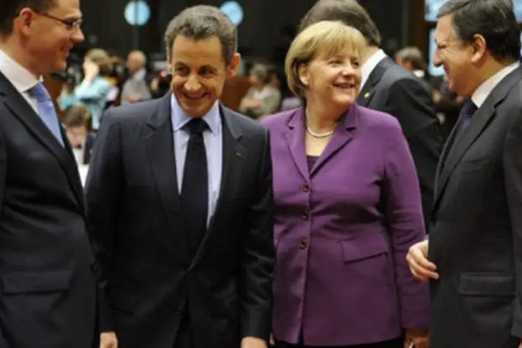 Primeiro-ministro da Finlândia, Jyrki Katainen (e), Nicolas Sarkozy, Angela Merkel e Jose Manuel Barroso: a reunião alcançou uma série de medidas de curto prazo contra a crise (Eric Feferberg/AFP)