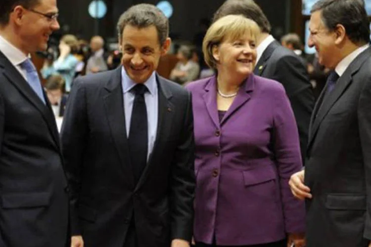 Primeiro-ministro da Finlândia, Jyrki Katainen (e), Nicolas Sarkozy, Angela Merkel e Jose Manuel Barroso: a reunião alcançou uma série de medidas de curto prazo contra a crise (Eric Feferberg/AFP)
