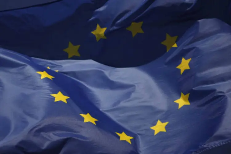 
	Bandeira da Uni&atilde;o Europeia: &quot;agora &eacute; o momento para a a&ccedil;&atilde;o e n&atilde;o s&oacute; para as declara&ccedil;&otilde;es na c&uacute;pula da UE&quot;, disse porta-voz&nbsp;
 (REUTERS/Jon Nazca)