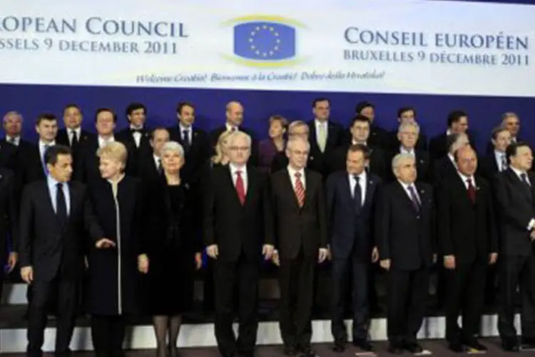 Líderes da União Europeia posam para foto em Bruxelas: as discussões viraram a madrugada desta sexta-feira
 (John Thys/AFP)