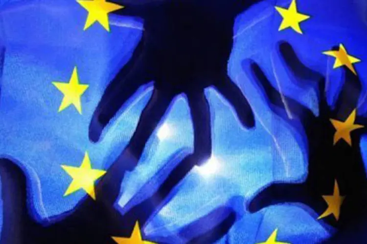
	Bandeira da Uni&atilde;o Europeia: os ministros da zona do euro se encontram nesta segunda-feira num esfor&ccedil;o para fechar um acordo
 (Philippe Huguen/AFP)