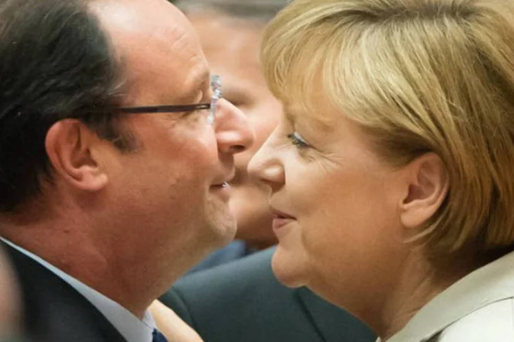 Hollande e Merkel: em comunicado, a presidência francesa informou que a viagem acontece "a convite de Merkel" (Bertrand Langlois/AFP)