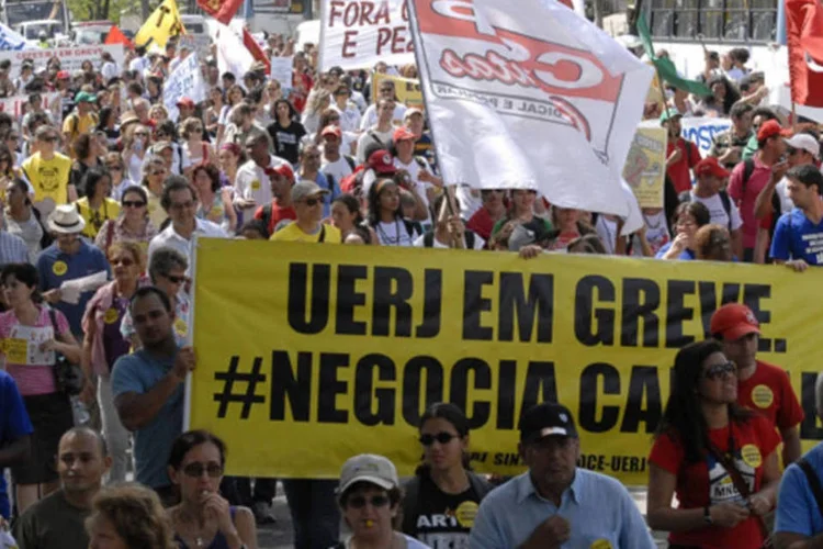 
	Alunos e professores de universidades federais e estaduais fazem manifesta&ccedil;&atilde;o em frente ao est&aacute;dio do Maracan&atilde;: est&atilde;o previstas novas assembleias de amanh&atilde; (11) at&eacute; quinta (13)
 (Tânia Rêgo/ABr)