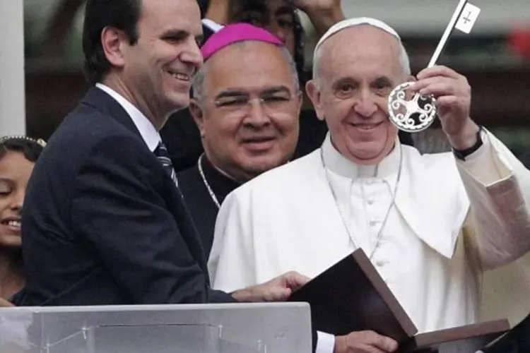 
	Papa Francisco recebe as chaves do Rio de Janeiro das m&atilde;os do prefeito Eduardo Paes
 (Ueslei Marcelino/Reuters)