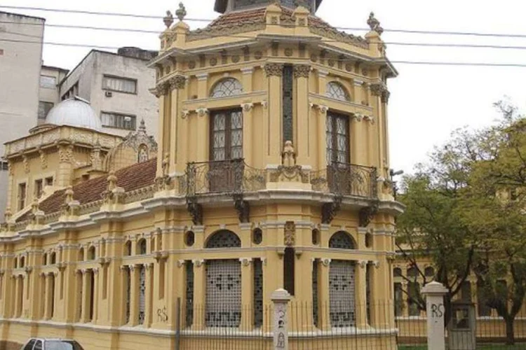 
	Universidade Federal do Rio Grande do Sul (UFRGS): uma das 10 universidades que tiraram nota m&aacute;xima na avalia&ccedil;&atilde;o do MEC
 (Wikimedia Commons)